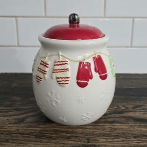 Vintage Hallmark Mittens On A Clothesline Ceramic Christmas Cookie Jar With Snowflakes