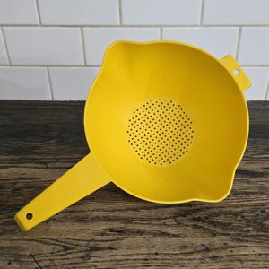 Vintage Tupperware 2 Quart Colander Yellow Strainer #1523-7