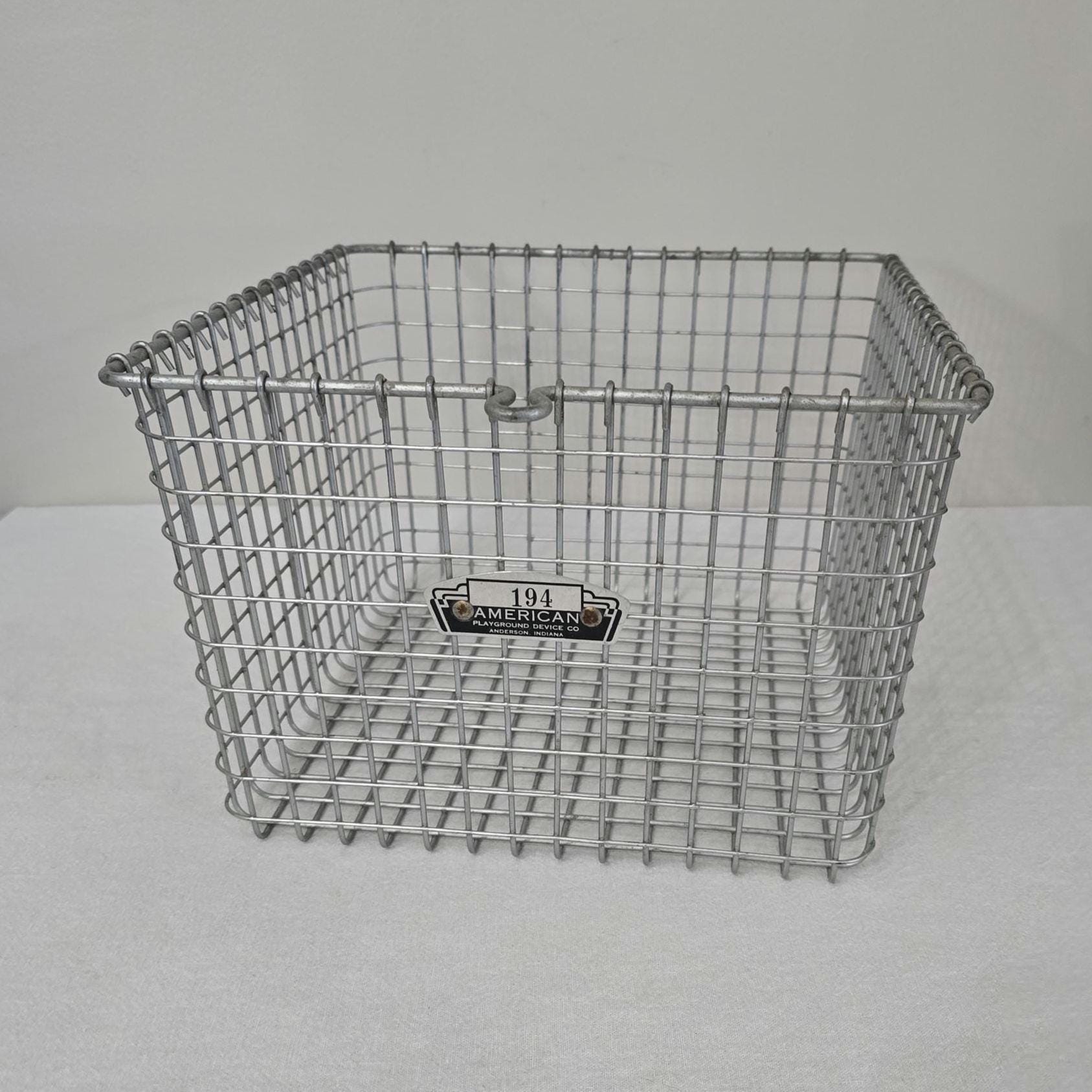 American Playground Device Co. ワイヤーバスケット Vintage American Playground Device Co. Metal Wire Locker Basket