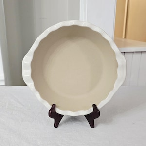 Pampered Chef Deep Dish 9" Pie Plate, Family Heritage Stoneware New Traditions, Vanilla Glazed Scalloped Pie Pan