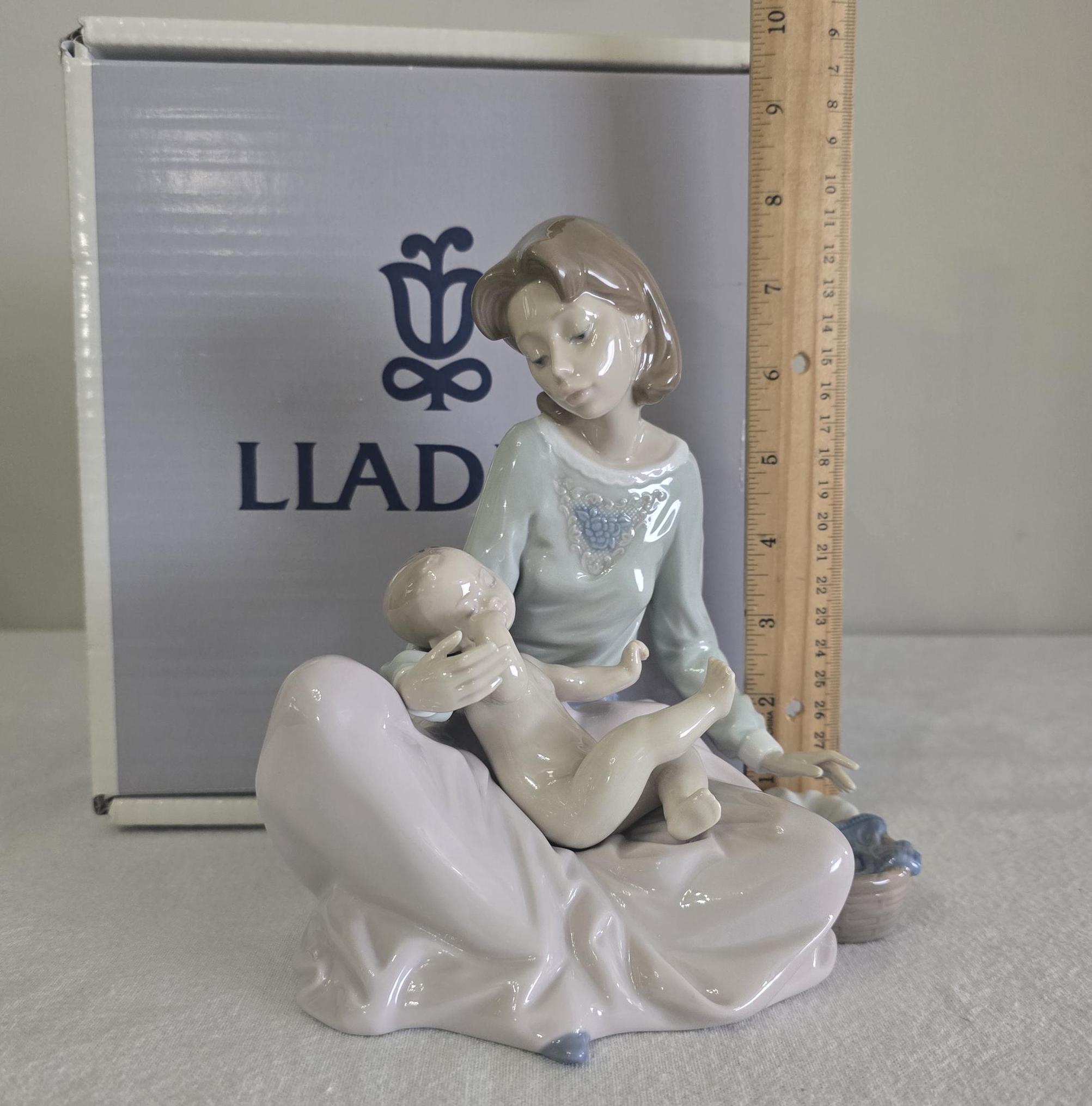 リヤドロ DRESSING THE BABY Amazon.com: LLADRÓ Figurine: 5845