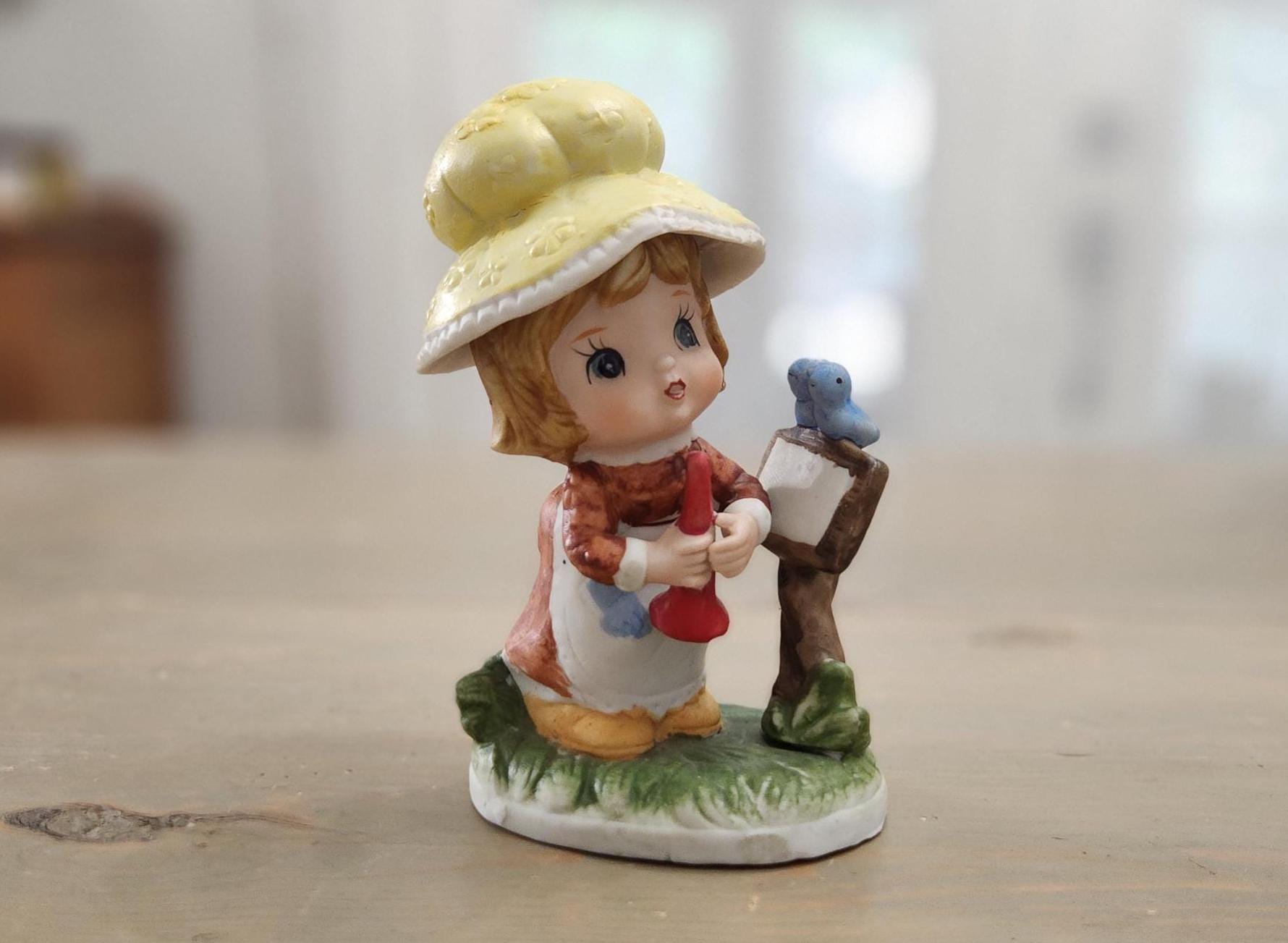 rn　Bonet et Bonet Geraldine Vintage Vintage Ceramic Little Girl Figurine With Yellow Bonnet and Blue