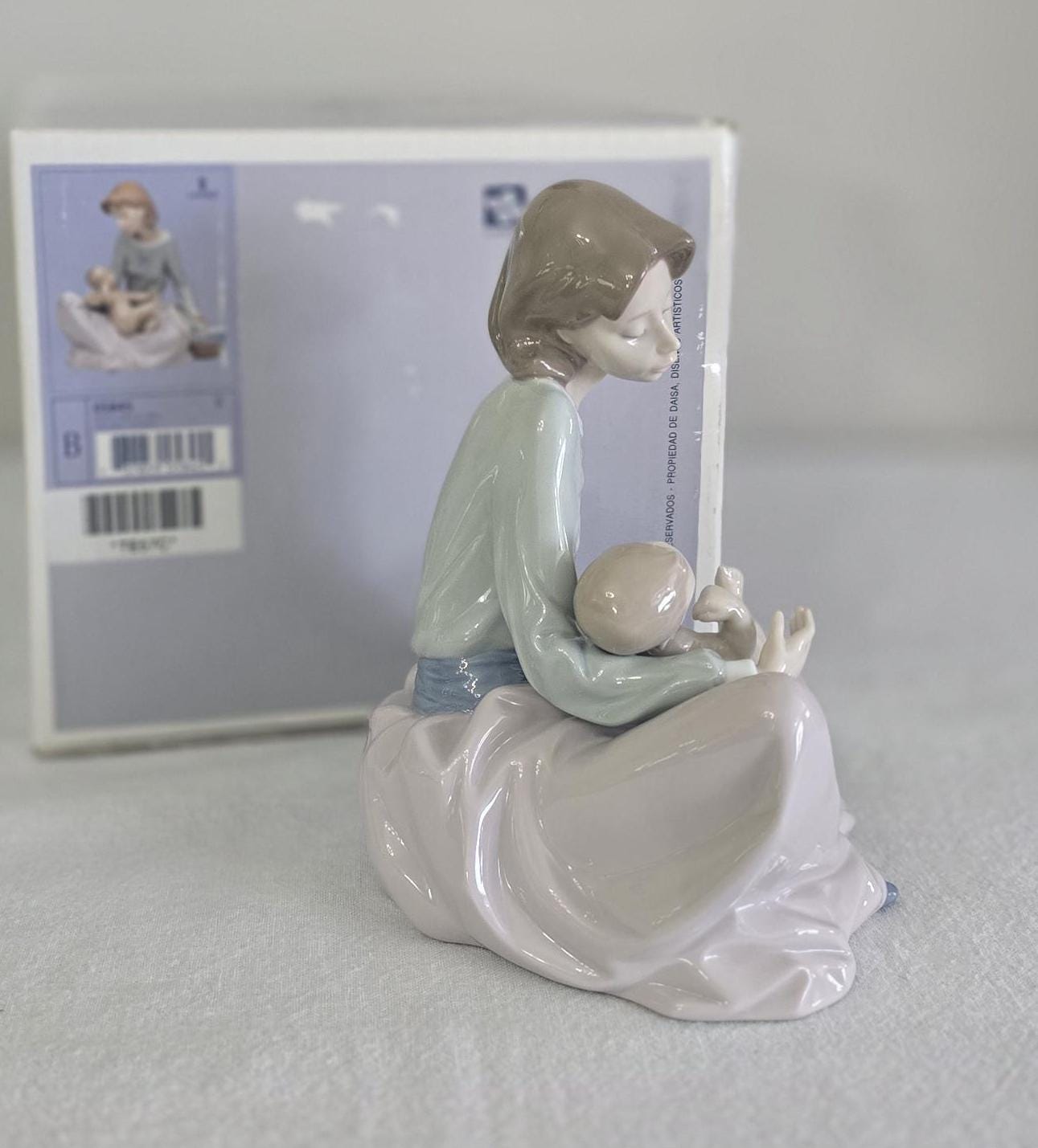 Lladro Dressing the Baby Figurine #5845 With Box Handmade in Spain
