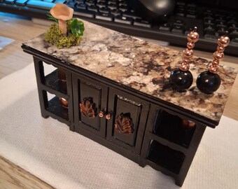 Magnifica isola cucina completamente decorata in nero e bronzo in scala 1:12