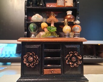 ¡Añada este encantador armario negro y bronce a su cocina de lujo!