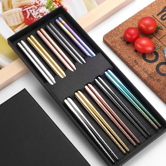 Personalisiert - 5er Set Bunte Koreanische Essstäbchen Edelstahl 304 Spülmaschinenfest in Geschenkbox, personalisierte Grußbotschaft möglich