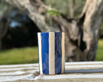 Vase rayé bleu et blanc. Petit modèle.