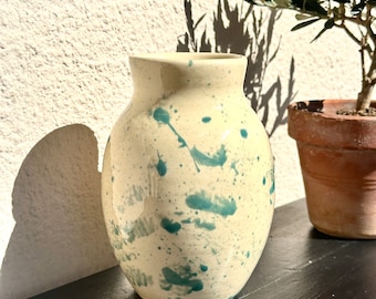 vase tacheté  blanc cassé et bleu