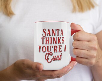 Taza con texto "Santa piensa que eres un idiota", regalo de Navidad divertido e inapropiado, taza con humor festivo travieso, taza de café navideña con humor negro, fuente cursiva