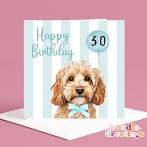 Könnte beinhalten: Eine quadratische Geburtstagskarte mit hellblau-weiß gestreiftem Hintergrund. Der Text Happy Birthday ist in blauer Schreibschrift gedruckt. Ein goldbrauner, lockiger Hund trägt eine hellblaue Fliege und hält einen blauen Luftballon mit der Zahl 30.