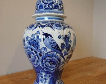 Prachtige siervaas Delfts Blauw aardewerk handgeschilderd in Holland door Velsen B.V.
