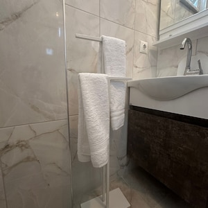 Portasciugamani per arredamento bagno, portasciugamani indipendente con 4 ganci, portasciugamani e carta igienica in metallo moderno, portarotolo di carta, portasciugamani