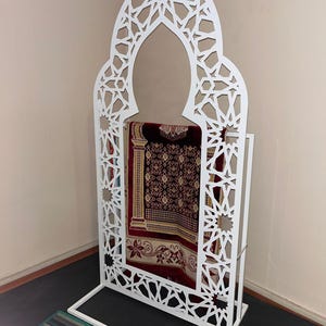 Intricate Islamic Metal Mihrab with Prayer Rug Hanger – Durable & Elegant Decor for Prayer Corners, Mosques and Home Interiors