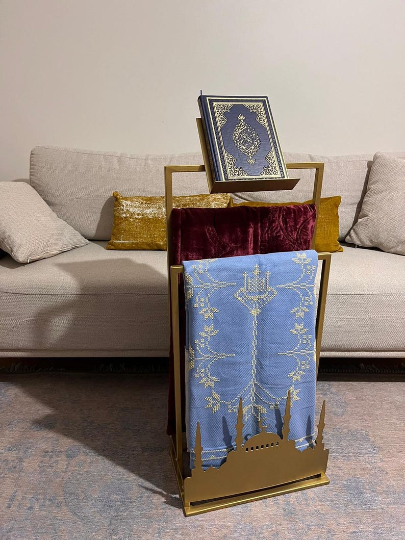 Elegant handgjord metallbönematta och Koranställ – Modern islamisk bönematta med Koranhållare, perfekt för islamisk heminredning bild 3