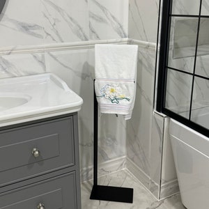 Portasciugamani per arredamento bagno, portasciugamani a piedistallo, portasciugamani e portarotolo di carta in metallo moderno, portarotolo di carta, minimalista, bagno Hilton
