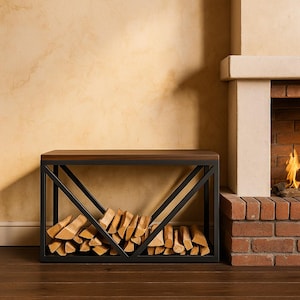 Könnte beinhalten: Ein rechteckiger Holzscheit-Aufbewahrungsständer mit einer dunkelbraunen Holzplatte und einem schwarzen Metallrahmen. Der Ständer ist mit geschnittenem Brennholz gefüllt. Der Hintergrund umfasst einen Kamin mit einem Ziegelherd und einer beigen Wand.