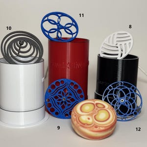 Könnte beinhalten: Ein Satz von 10 verschiedenen 3D-gedruckten Designs, darunter ein blaues und weißes Design, ein schwarzes und weißes Design und ein rotes und weißes Design. Die Designs sind alle kreisförmig und haben eine Vielzahl von Mustern. Die Designs sind alle auf einem weißen Hintergrund.