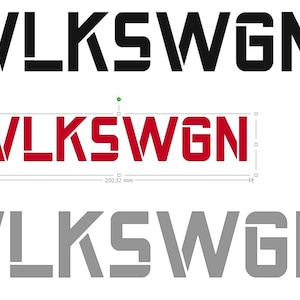 Op de afbeelding: Drie versies van het woord "VLKSWGN" in zwart, rood en grijs. Het woord is in een vet, blokkerig lettertype. De rode versie is 4,143 cm hoog en 20,32 cm breed.