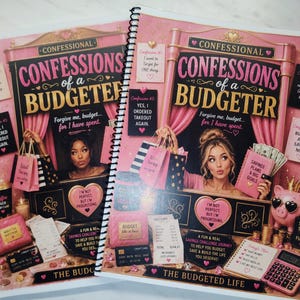 Può includere: Due agende a spirale intitolate Confessions of a Budgeter. Le copertine rosa presentano illustrazioni di borse della spesa, un salvadanaio, una calcolatrice, carte di credito, scontrini e il testo A Fun & Real Savings Challenge Journey.