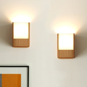 Aplique de pared de madera. Par de apliques de roble natural. Lámpara de pared de madera para dormitorio. Diseño moderno y original.