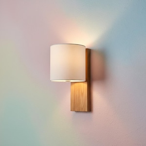 Kinkiet z naturalnym, białym, lnianym kloszem i solidną, dębową ramą, z możliwością podłączenia do gniazdka. Elegancki design.