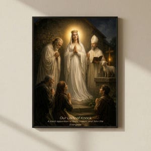 Puede incluir: Obra de arte enmarcada que representa la aparición de Nuestra Señora de Knock. La imagen muestra a María, José y Juan el Evangelista, con un cordero y una cruz. La obra de arte está ambientada sobre un fondo de un edificio de piedra y una luz suave y brillante.