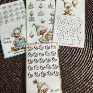 Op de afbeelding: Vier rechthoekige stickervellen met illustraties van eendjes en diverse iconen. De vellen bevatten tekeningen van cadeautjes, taarten, ballonnen en badeendjes, met teksten zoals Happy Birthday, Cake please, Celebration time en Zo oud.