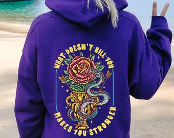 Sudadera con capucha de serpiente y rosa, jersey con estampado de tatuaje tradicional y cita inspiradora para un estilo urbano alternativo.