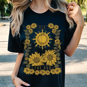 Camiseta del Tarot del Sol, camiseta de la Carta del Tarot del Sol, camiseta de brujas con girasoles, top de tarot botánico, camiseta con gráfico bohemio espiritual místico