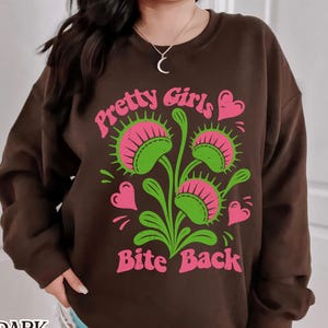 Bluza z motywem muchołówki Venus, odważna pastelowa grafika gotycka, okrągły dekolt w stylu vintage