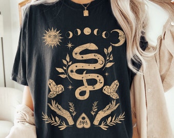 T-shirt Serpent Céleste pour la mode Witchcore, T-shirt graphique Serpent Phase de la Lune avec illustration spirituelle occulte