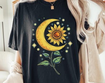 T-shirt con luna celeste e girasole, top grafico botanico in stile boho