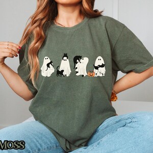 Süßes Geister Katzen Shirt, Halloween Katzen T-Shirt, Gruselige Jahreszeit T-Shirt, Trick or Treat Schwarzes Katzen Top, Kawaii Geist Grafik T-Shirt, Herbst Katzen Liebhaber Shirt Bild 1