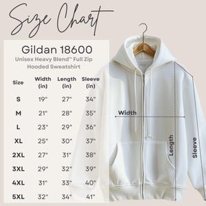 Może przedstawiać: Biała bluza z kapturem i pełnym zamkiem błyskawicznym Gildan 18600 unisex na wieszaku. Obraz zawiera tabelę rozmiar&oacute;w z wymiarami w calach dla szerokości, długości i rękawa dla rozmiar&oacute;w od S do 5XL. (1 cal = 2,54 cm)