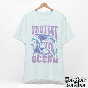 Maglietta con grafica di orca, maglietta retrò a tema vita marina, abbigliamento per la conservazione degli oceani Heather Ice Blue