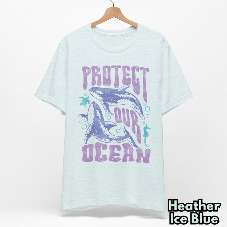 Maglietta con grafica di orca, maglietta retrò a tema vita marina, abbigliamento per la conservazione degli oceani Heather Ice Blue