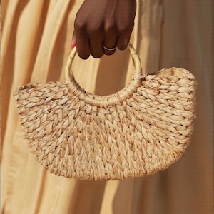 Handgewebte Strohtasche mit Bambusringgriffen, natürliche Boho-Geldbeutel mit Magnetverschluss, Sommer-Strandtasche