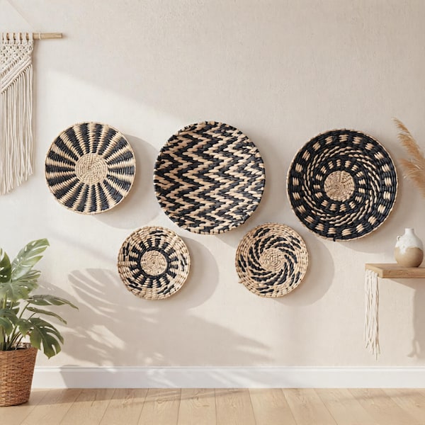 Cesta de pared estilo bohemio: decoración de pared de ratán tejido negro, cesta artesanal para sala de estar y dormitorio.