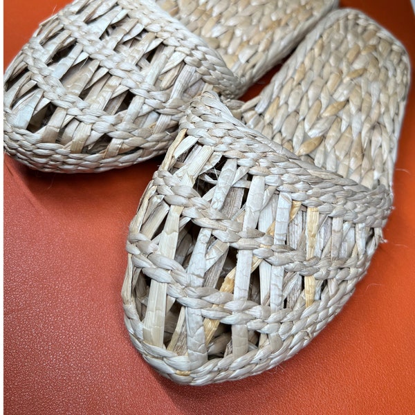 Handmade Straw Slippers for Women, Comfortable Woven Rattan Slip-Ons, Natural Eco-Friendly Footwear