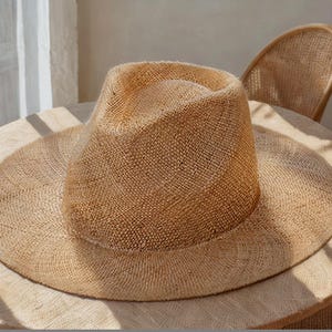 手染めの宝草ジャズフェドーラ：エレガントな日焼け防止帽子