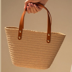 Sac fourre-tout rustique en paille de demoiselle d'honneur, panier tissé fait main avec poignées en cuir, cadeau de noce bohème ou sac cadeau de plage