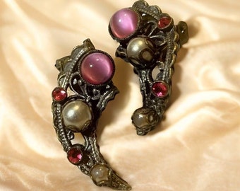 Pendientes de clip de bronce vintage de la década de 1950 con pedrería rosa y roja, elegantes detalles de perlas falsas - joyería de disfraces retro de mediados de siglo