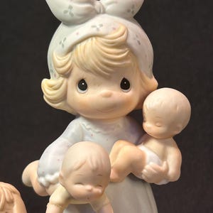 Urocza figurka dziecka, kolekcjonerska figurka Precious Moments autorstwa Samuela Butchera, prezent na baby shower, ceramiczna figurka dla malucha, figurka w stylu rustykalnym, vintage
