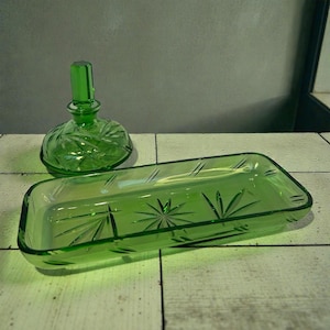 Frisiertisch Garnitur aus grünem Pressglas Flakon und Schale Vintage Glasfläschchen Vanity Decor Flacon  Badezimmer MCM Glas Dekoration Vtg