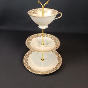 Dreistöckige Etagere aus französischem Porzellan mit Golddekor | Vintage Servierständer mit Teetasse | Victorian Style Serving Stand