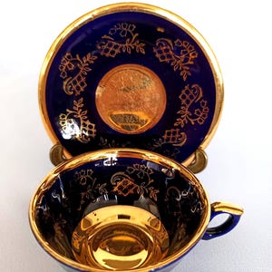 Xícaras de café expresso azul cobalto com detalhes em dourado da KHM Porcelain, xícara colecionável, xícara de mocha, xícara de chá dourada e azul, xícara de café em estilo revival vitoriano.