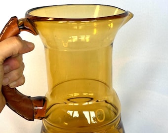 Bernsteinfarbener Glaskrug 70er Jahre Glaskaraffe Boho-Style Deko Keramikkrug Orange gelb schwarzer Weinkrug 70s Vintage Krug Sommergeschirr