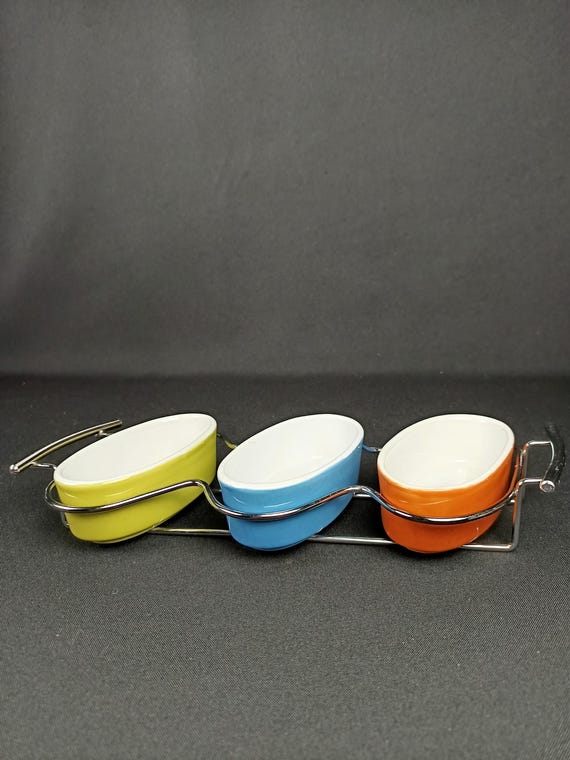 Bunte Servierschalen im 60er Jahre Stil Retro Keramikschalen im Metallgestell Retro Bunte Schalen Atomic Age Kitchen
