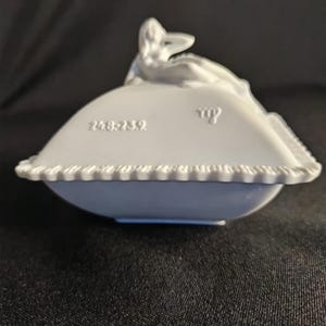 Seltene Schatulle von Kaiser Porzellan Schmuckdose mit Mädchen aus Biskuit-Porzellan Viktorianische Schatulle mit Porzellanfigur Deckeldose