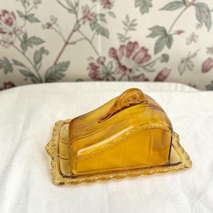Butterdose Bernsteinglas mit Deckel | Vintage Pressglas Amber Victorian Stil mit Rankenrand | Landhaus Frühstück Cottagecore Tischdeko